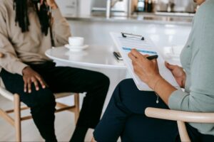 A person sitting with an addiction counselor to understand treatment options for benzo withdrawal symptoms.